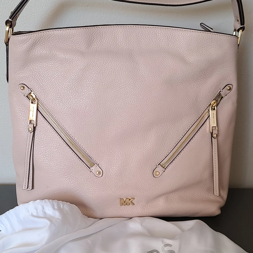 Michael Kors Evie large pebbled leather hobo shoulder bag in a soft pink - Picture 2 of 12